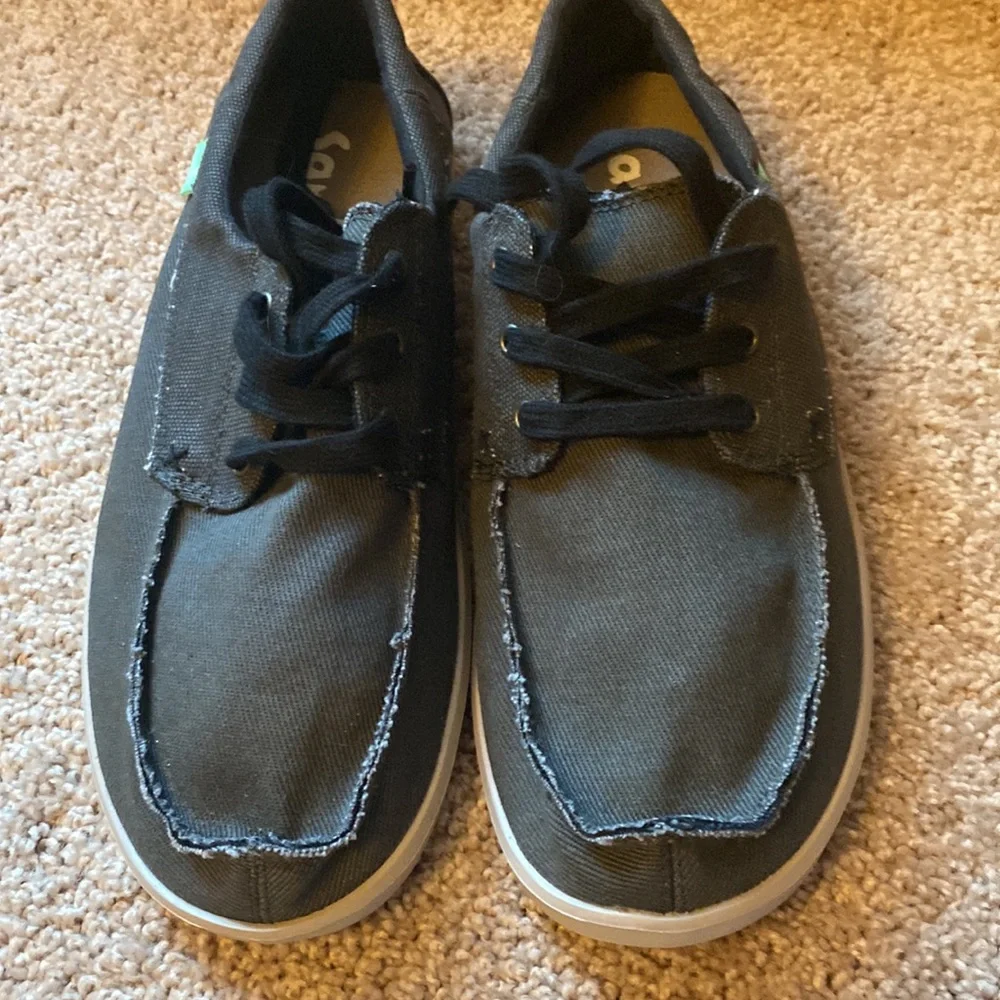 Sanuk men’s canvas lace up boat shoes. Size 10